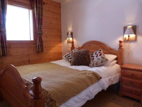 une chambre avec un lit avec deux oreillers dessus dans l'établissement Georgette - 3 bedroom apartment in the centre of Sainte Foy, great views, à Sainte-Foy-Tarentaise