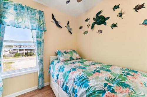 1 dormitorio con cama y ventana en Surf City Vacation Rental Walk to Beach!, en Surf City