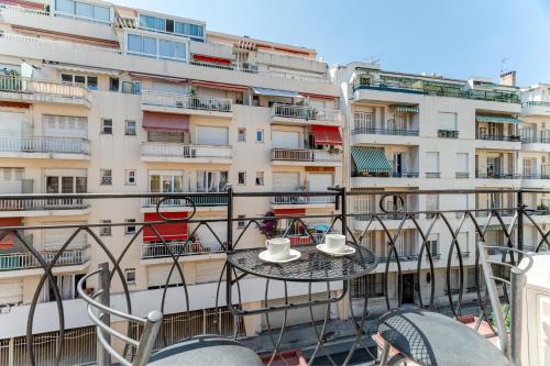 - un balcon avec une table et deux tasses dans l'établissement Hérold - Wifi, AC, Balcony, 2 pers, à Nice