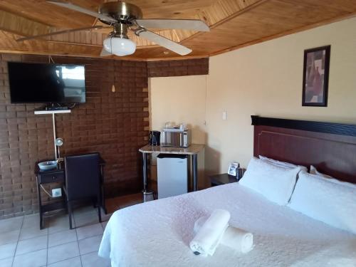 Katil atau katil-katil dalam bilik di Kgatholoha guest house