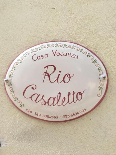 a plate with the name rico castoria on a wall at Casa Vacanze Rio Casaletto in Casaletto Spartano