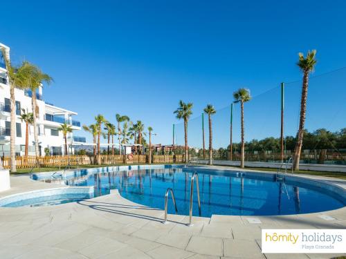 モトリルにあるHomity Exclusive Playa Granada Beach & Golf - Aguacate Beachのリゾート内のヤシの木があるスイミングプール