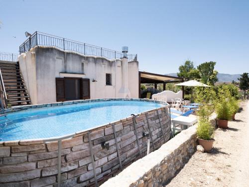 una piscina frente a una casa en Casa Vacanze Villa Calathatubi - Locazione turistica breve, en Alcamo Marina