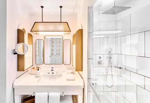Bilik mandi di Carlton Cannes, a Regent Hotel