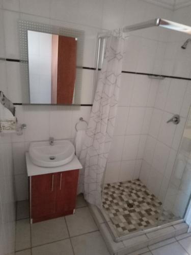Bilik mandi di Kgatholoha guest house