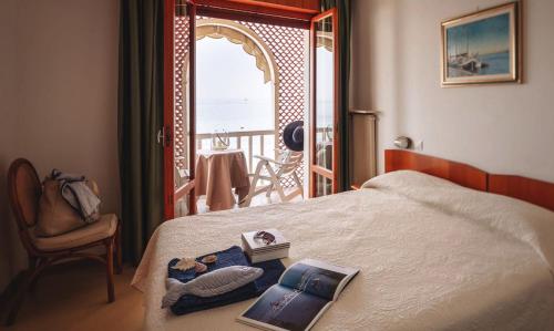 1 dormitorio con 1 cama y vistas al océano en Villa Marin en Grado