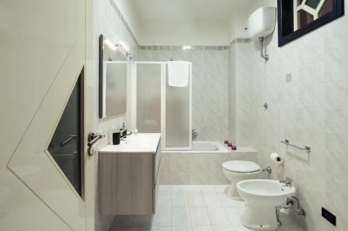 e bagno con servizi igienici, lavandino e doccia. di Casa Lungomare IX Maggio by Wonderful Italy a Bari
