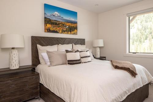 biała sypialnia z dużym łóżkiem i oknem w obiekcie Spanish Peaks Highlands Cabin 59 w mieście Big Sky