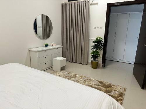 1 dormitorio con cama, tocador y espejo en Smart Entry Apartment w Pvt Entrance en Riad