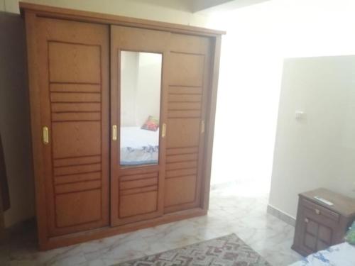 Una puerta de madera en una habitación con cama en Luxury studio, central location, very secure, en El Cairo