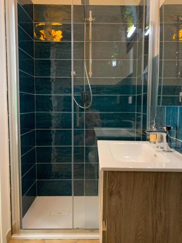 La salle de bains est pourvue d'une douche, d'un lavabo et d'un lavabo. dans l'établissement La stanza in giardino, à Cava deʼ Tirreni