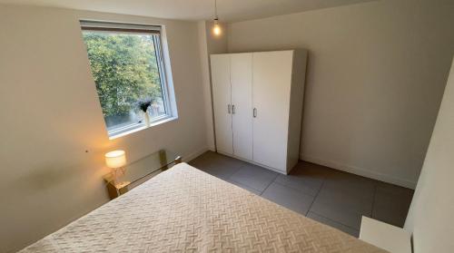 Ліжко або ліжка в номері Modern and cozy two bed in Clapham 5