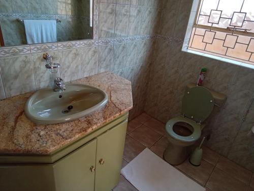 Bilik mandi di Kgatholoha guest house