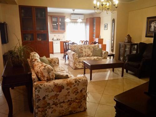 een woonkamer met 2 banken en een tafel bij Nicole's home! in Nafpaktos