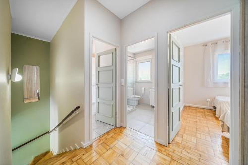 ein leerer Flur mit einer Tür und einem Badezimmer in der Unterkunft New Apartments Luiz I Bridge by Amber Star Rent in Vila Nova de Gaia