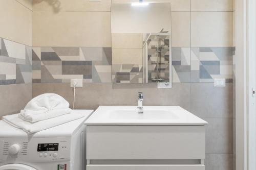 bagno con lavandino e lavatrice di Residence Torvaianica a Torvaianica