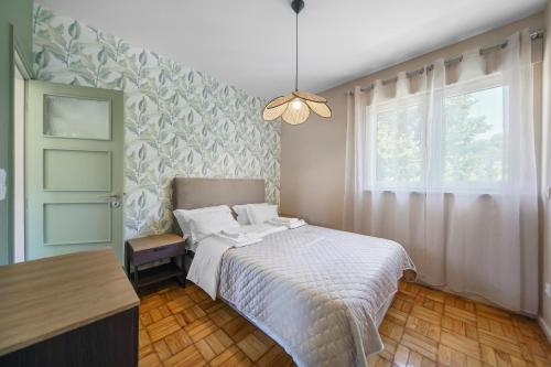 ein Schlafzimmer mit einem Bett und einem Fenster in der Unterkunft New Apartments Luiz I Bridge by Amber Star Rent in Vila Nova de Gaia