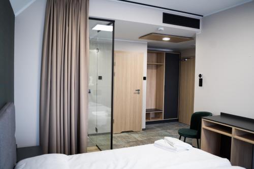 馬爾堡的住宿－BULVAR，酒店客房配有一张床和淋浴