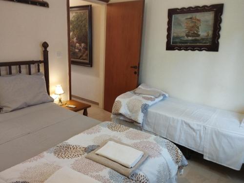 1 dormitorio con 2 camas y puerta con toalla en Seaview to Olympus, sunny, cosy apartment en Néa Michanióna