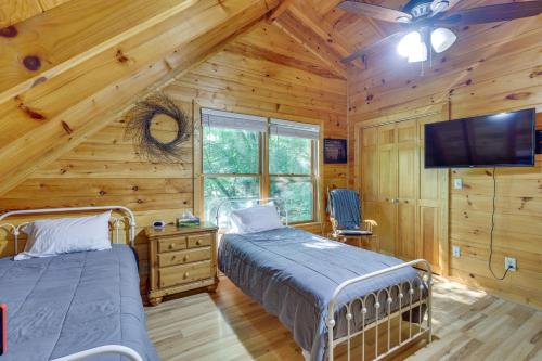 Postel nebo postele na pokoji v ubytování Riverfront Ellijay Cabin with Deck and Pool Access!