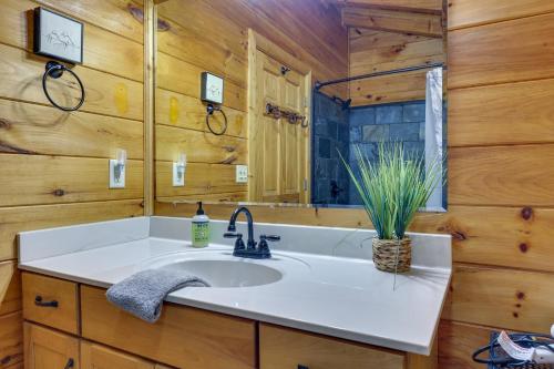 Koupelna v ubytování Riverfront Ellijay Cabin with Deck and Pool Access!