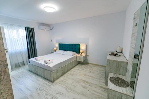Ένα ή περισσότερα κρεβάτια σε δωμάτιο στο Casa Andrei & Alex 2 Mai