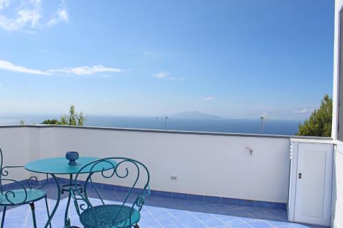 a patio with a table and chairs on a balcony at B&B Casa Angelina in Anacapri