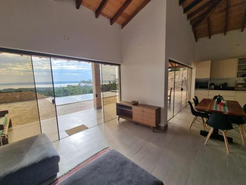een slaapkamer met een bed, een bureau en een tafel bij Mansion a Lago in Itauguá