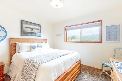 Riverview Retreat في ريدسبورت: غرفة نوم بسرير كبير ونافذة
