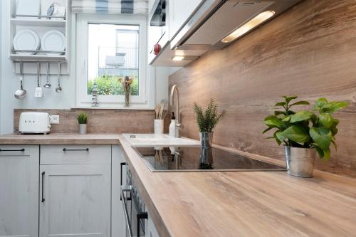 eine Küche mit einer Spüle und einer Arbeitsplatte in der Unterkunft Waldstraße 8 Wohnung 1 in Kellenhusen