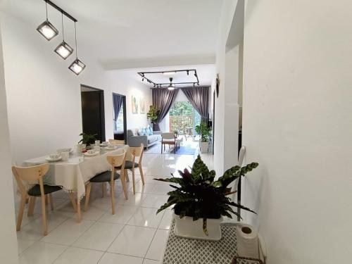 ein Esszimmer und ein Wohnzimmer mit einem Tisch und Stühlen in der Unterkunft Dream4 @ emerald avenue in Brinchang