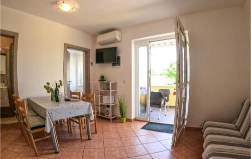 Χώρος καθιστικού στο Stunning Apartment In Lovrecica