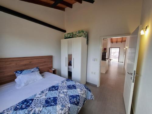een slaapkamer met een bed met een blauwe en witte quilt bij Mansion a Lago in Itauguá