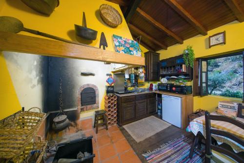 cocina con encimera y fogones horno superior en Quintinha da Azenha AL, en Penacova
