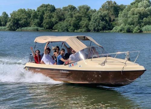 un grupo de personas en un barco en el agua en Havana Resort, en Murighiol