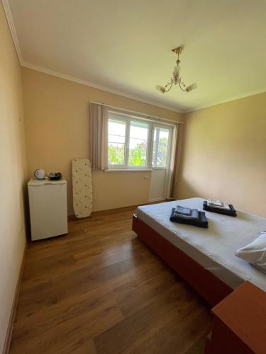 ein Schlafzimmer mit einem großen Bett und einem Fenster in der Unterkunft Ldzaa House in Lidzava