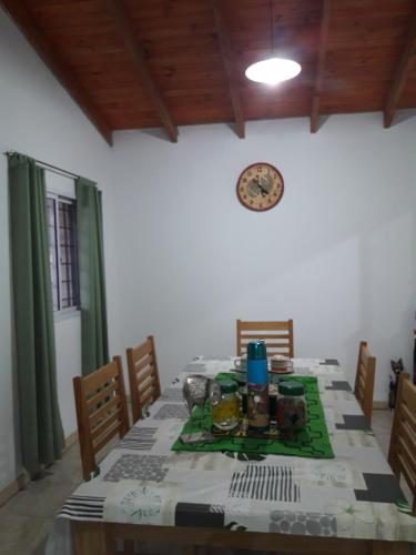 una sala da pranzo con tavolo e orologio sul muro di Casa del Sol a Santa María