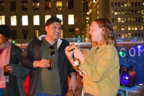 un grupo de personas de pie alrededor bebiendo cerveza en ITH San Francisco Pacific Tradewinds Hostel en San Francisco