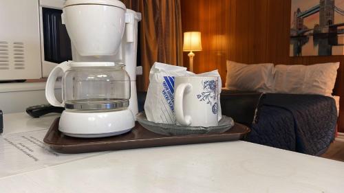 a blender and two cups on a tray on a counter at Bel-Air Motel in Sault Ste. Marie