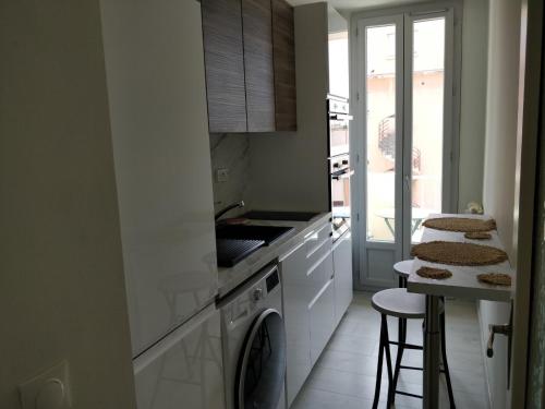 - une cuisine avec lave-linge et sèche-linge dans la chambre dans l'établissement F2 lumineux 8 min à pieds de la plage, à Nice
