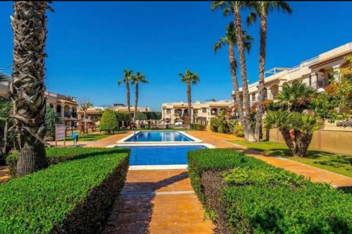Willa z basenem i palmami w obiekcie Casa de Holm w mieście Torrevieja