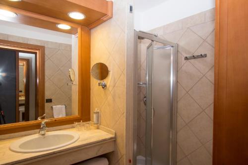 ein Bad mit einem Waschbecken und einer Dusche in der Unterkunft Hotel Centrale in Sabaudia