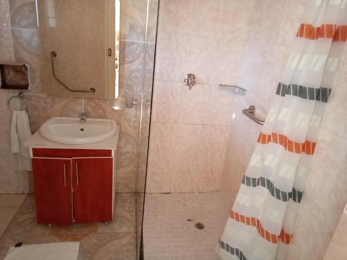 Bilik mandi di Kgatholoha guest house