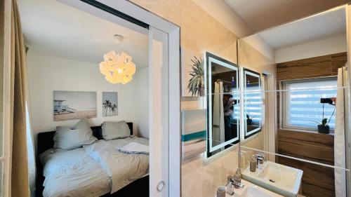 Postel nebo postele na pokoji v ubytování Central Designer 3 Room Apt with terrace & parking