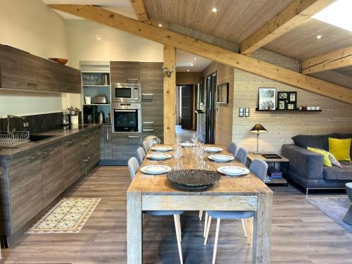 une cuisine et un salon avec une table et des chaises dans l'établissement Appartement de Prestige aux Gets - 4 Chambres, 10 Couchages, Proche Pistes et Centre - FR-1-623-66, aux Gets