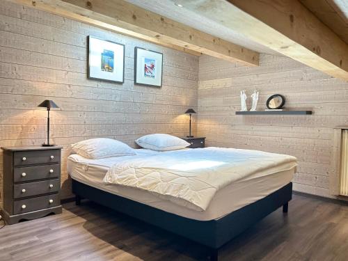 - une chambre avec un lit, deux lampes et un mur dans l'établissement Appartement de Prestige aux Gets - 4 Chambres, 10 Couchages, Proche Pistes et Centre - FR-1-623-66, aux Gets