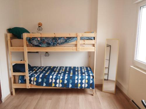 a bedroom with two bunk beds in a room at Le Laurenti in Quérigut
