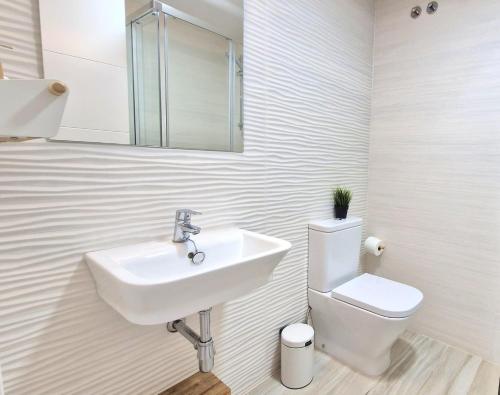 a bathroom with a sink and a toilet at Amplio y cómodo apartamento. in Granadilla de Abona