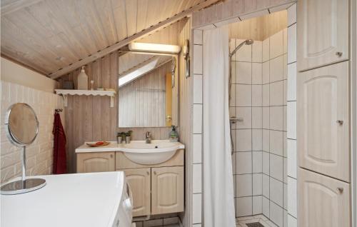 een badkamer met een wastafel, een toilet en een douche bij 3 Bedroom Cozy Home In Lgstr in Løgsted