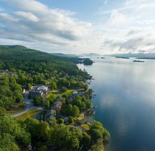 una vista aérea de un pueblo a orillas de un lago en The Inn at Erlowest, en Lake George